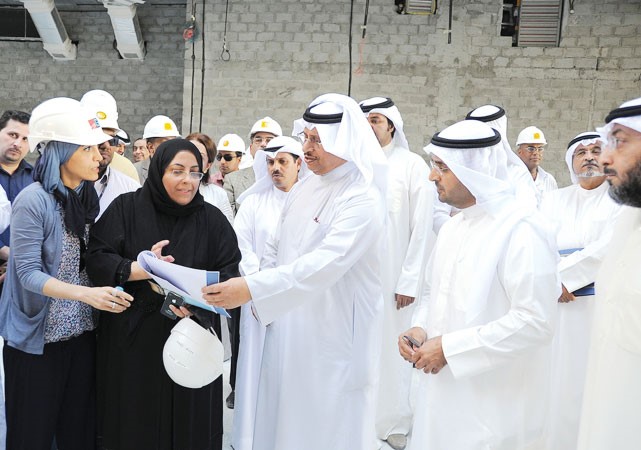 سمو رئيس مجلس الوزراء الشيخ جابر المبارك يستمع الى شرح حول سير العمل في مبنى الديوان العام لوزارة التربية﻿