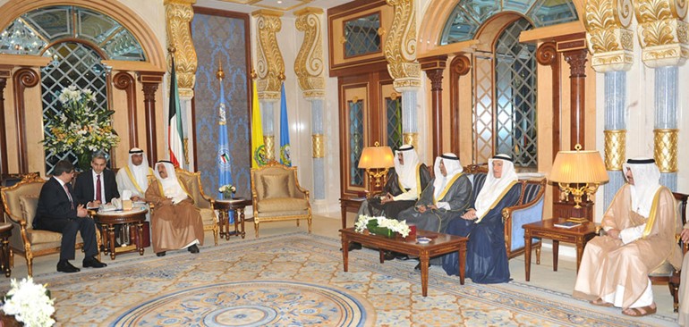 صاحب السمو الامير الشيخ صباح الاحمد مستقبلا وزير خارجية تركيا احمد داود اوغلو