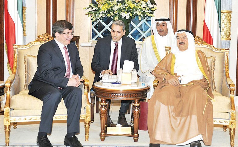 صاحب السمو الامير الشيخ صباح الاحمد لدى استقباله وزير الخارجية التركي احمد داود اوغلو