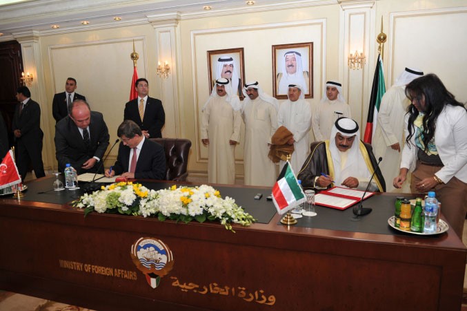 الشيخ صباح الخالد واوغلو خلال اجتماعات اللجنة المشتركة 