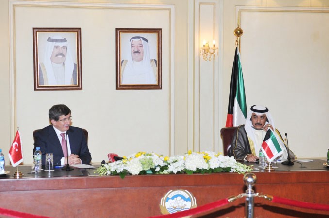 الشيخ صباح الخالد واحمد داود اوغلو خلال المؤتمر الصحافي هاني عبدالله