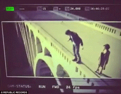 بالفيديو هل ينتحر إنريكي إيغلاسياس من أجل تلك المرأة الجميلة ؟