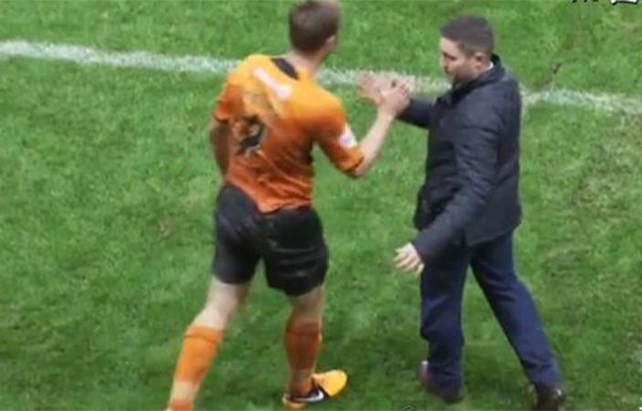 بالفيديو.. لاعب مسرع يصطدم بمدربه و يسقطه أرضاً
