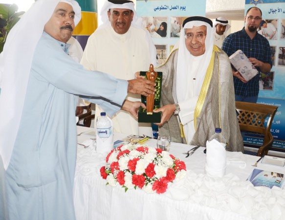 درع الجائزة من البغلي للمشروعات يتسلمه محمد التويم
