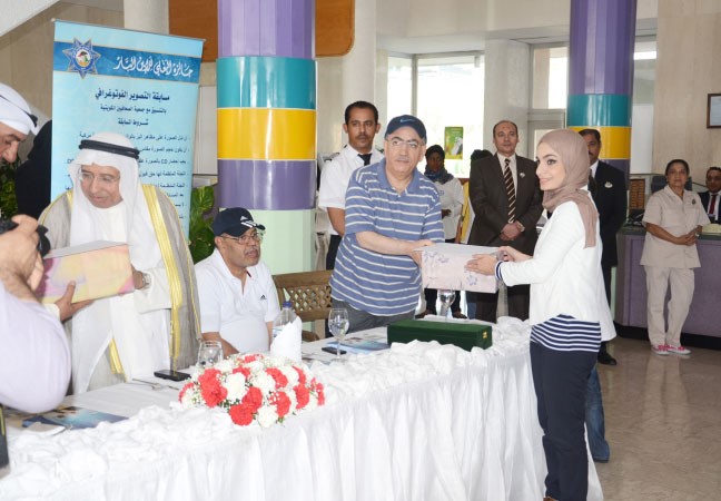 د جعفر العريان يكرم احدى المشاركات