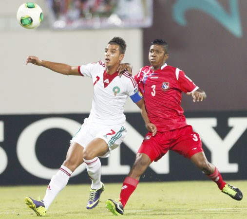 لاعب المنتخب المغربي في صراع على الكرة مع لاعب بنما 	افپ