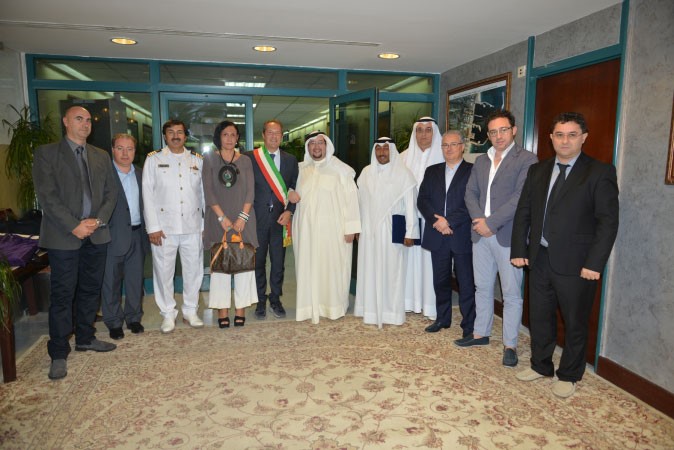 الشيخ د صباح جابر العلي خلال استقباله الوفد الايطالي الزائر﻿