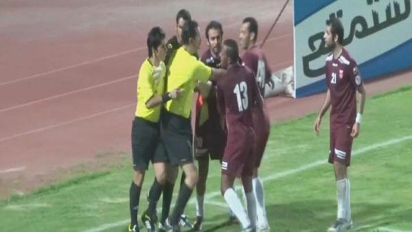 بالفيديو.. حكم كويتي "يلكم" لاعبا برازيليا.. وزميله يثأر