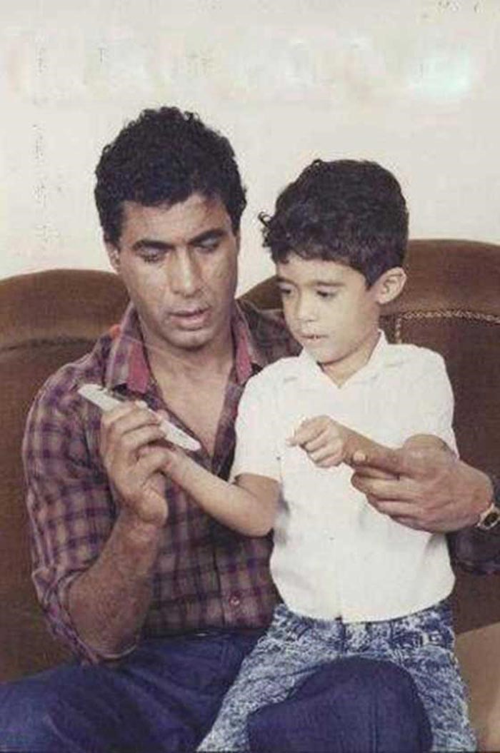 صورة نادرة للراحل أحمد زكي وابنه هيثم