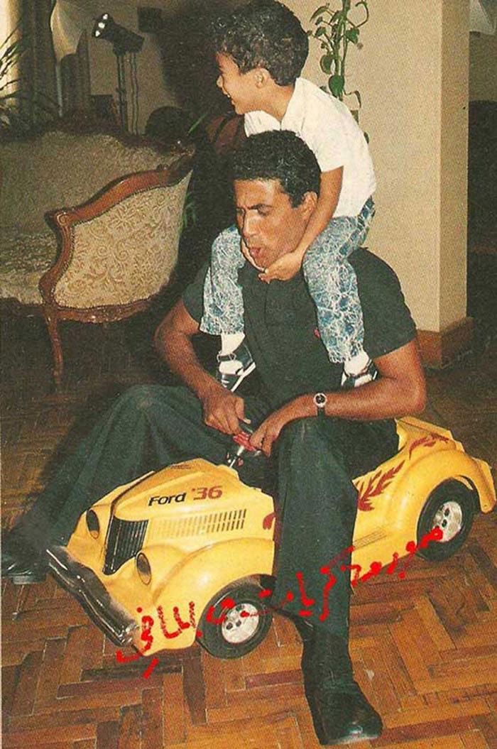 صورة نادرة للراحل أحمد زكي وابنه هيثم