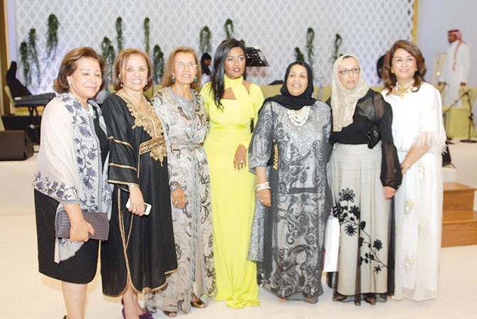 الفنانة وعد تتوسط عضوات لجنة حياة