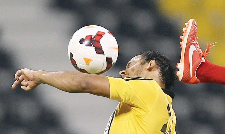 لاعب قطر مارسينيو يحول الكرة براسه	 افپ﻿
