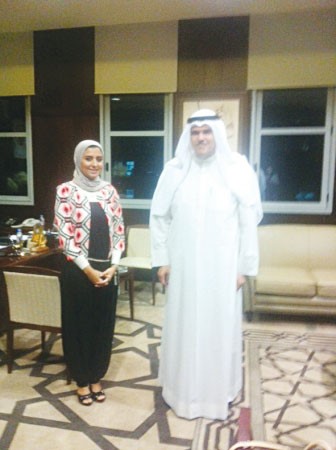 الشيخ سلمان الحمود مستقبلا زينب لاري﻿