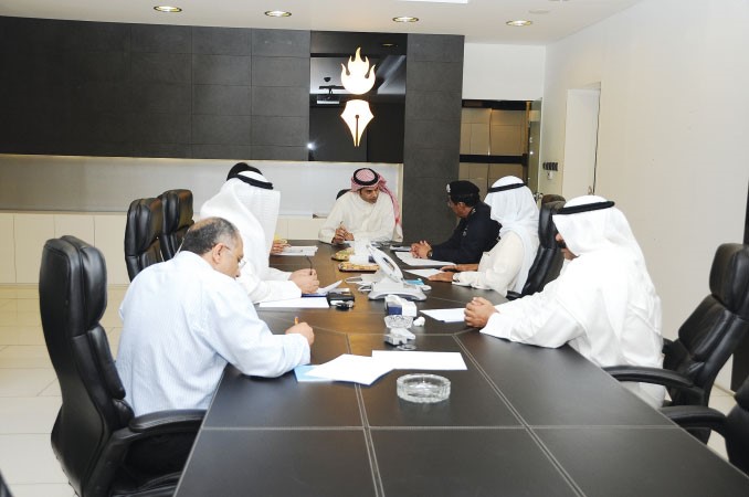 سكرتير تحرير الشؤون الامنية الزميل ذعار الرشيدي مع الضيوف خلال الندوة والزميل امير زكي يسجل الاراء والتوصيات﻿