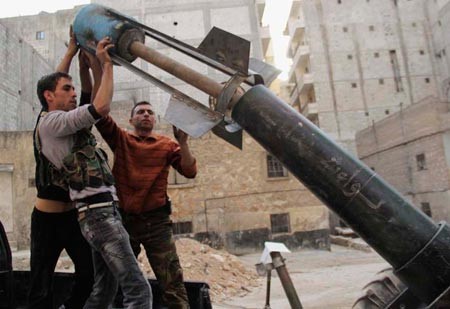 مقاتلو الجيش الحر يلقمون مدفعا محلي الصنع لاستهداف قوات النظام في الاشرفية بحلب رويترز