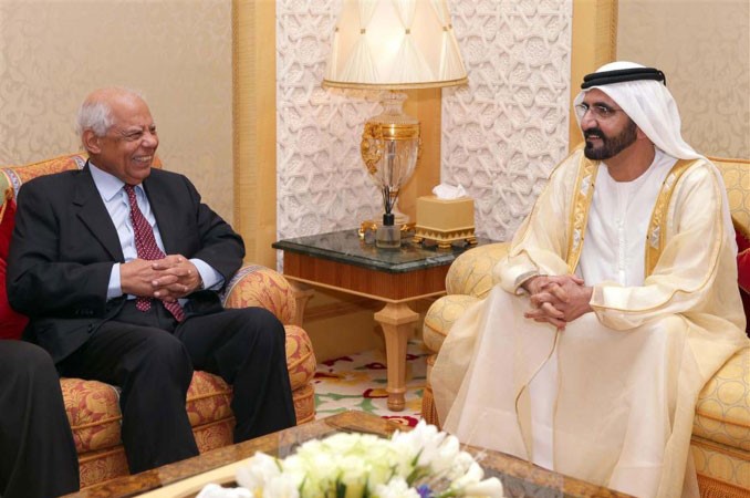 الشيخ محمد بن راشد ال مكتوم نائب رئيس دولة الامارات وحاكم دبي مستقبلا رئيس الحكومة المصرية حازم الببلاوي وام