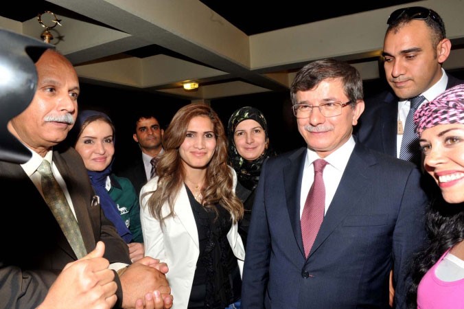 اوغلو مع الزميلة بيان عاكوم وعدد من الصحافيين﻿