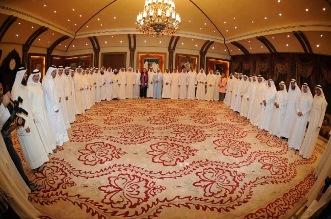 رئيس مجلس الامة مرزوق الغانم وسمو رئيس مجلس الوزراء الشيخ جابر المبارك يتوسطان اعضاء السلطتين التشريعية والتنفيذية خلال مادبة العشاء التي اقامها الغانم في ديوانه على شرفهم مساء امس هاني الشمري