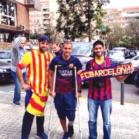 بدر المطوع وسط مشجعي برشلونة قبل المباراة