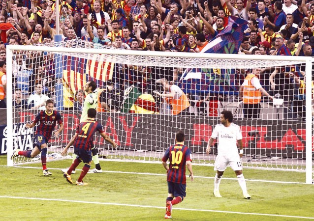 فرحة نجم برشلونة نيمار بهدفه في مرمى حارس ريال مدريد دييغو لوبيز افپ