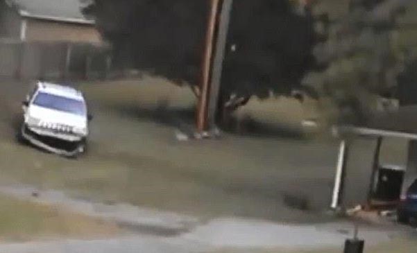 بالفيديو.. زوج يحطم منزله بواسطة سيارته لاكتشافه خيانة زوجته