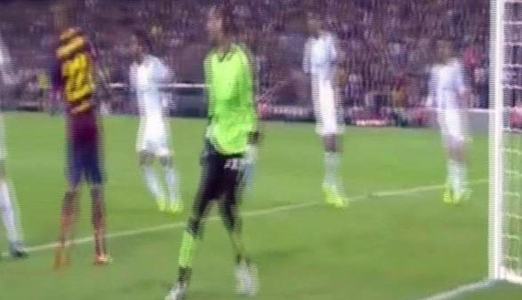 بالفيديو.. ألفيس "يُضحك" الجماهير على "رونالدو"