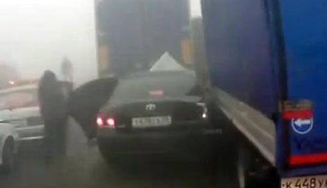 بالفيديو.. حادث تصادم جماعي بسبب الضباب في روسيا