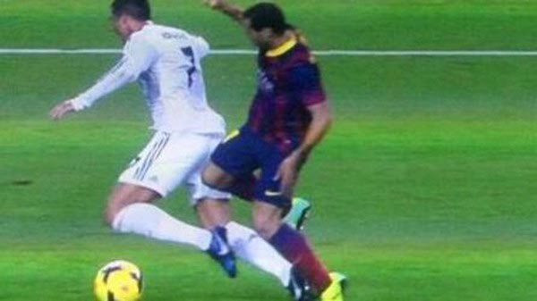 بالفيديو.. ركلة جزاء "لا".. بطاقة صفراء "نعم"