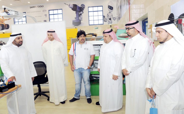 الوفد السعودي خلال زيارته الى ورش الموهوبين	قاسم باشا