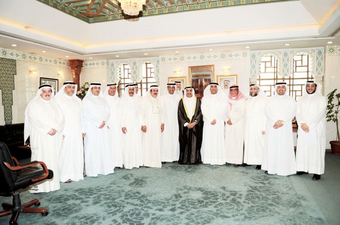 جاسم الخرافي ومهلهل الخالد مع عدد من اعضاء المجلس البلدي فريال حماد