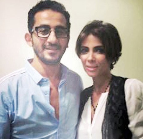 منى زكي مع زوجها في كواليس البرنامج