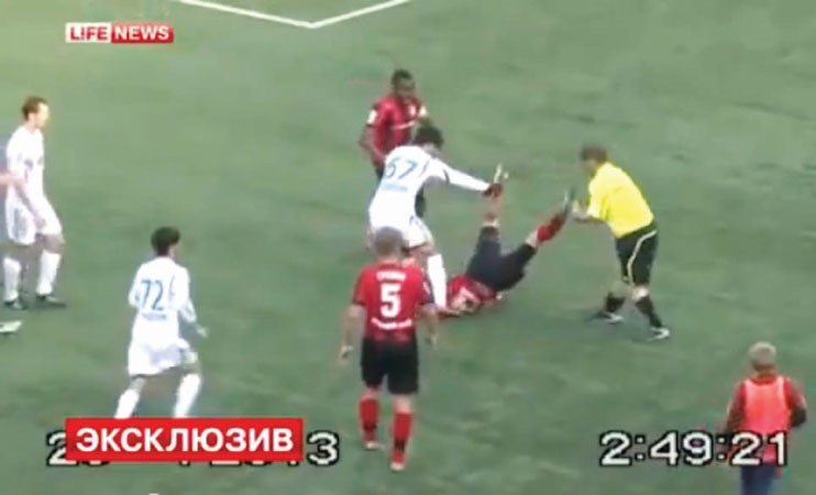 مشهد من اعتداء حكم على لاعب﻿