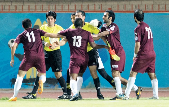 حكم مباراة العربي والنصر سعد الفضليومساعده وسط لاعبي النصر	الازرقكوم