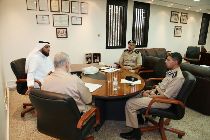 اللواء الشيخ فيصل النواف خلال اجتماعه مع وكيل الشؤون جمال الدوسري