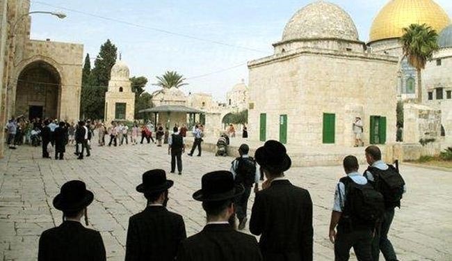 عشرات المستوطنين اليهود يقتحمون المسجد الأقصى