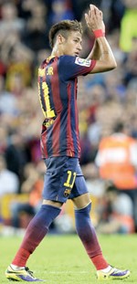 نيمار صاحب الهدف الاول لبرشلونة في مرمى ريال مدريد وصانع الثاني﻿﻿ لزميله سانشيز﻿
