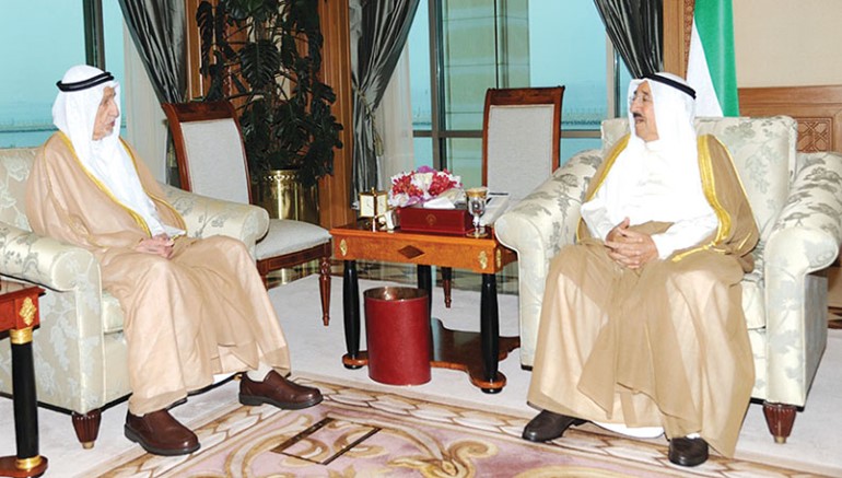 صاحب السمو الامير الشيخ صباح الاحمد مستقبلا عبدالعزيز العدساني 