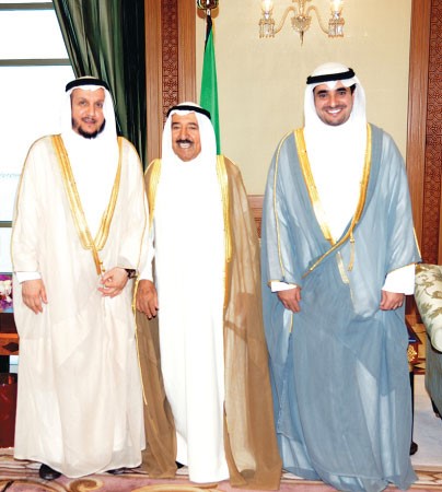 صاحب السمو الامير الشيخ صباح الاحمد مستقبلا شريدة المعوشرجي وطارق الشميمري