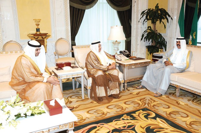 سمو ولي العهد الشيخ نواف الاحمد مستقبلا الشيخ خالد الجراح والشيخ محمد العبد الله ﻿
