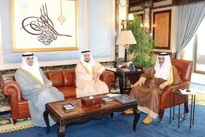 سمو رئيس الوزراء الشيخ جابر المبارك مستقبلا شريدة المعوشرجي وطارق الشميمري﻿