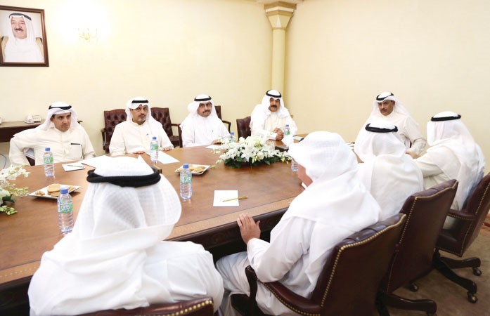 الشيخ صباح الخالد مترئسا اجتماعا استثنائيا للجنة شؤون السلكين الديبلوماسي والقنصلي بحضور خالد الجارالله﻿