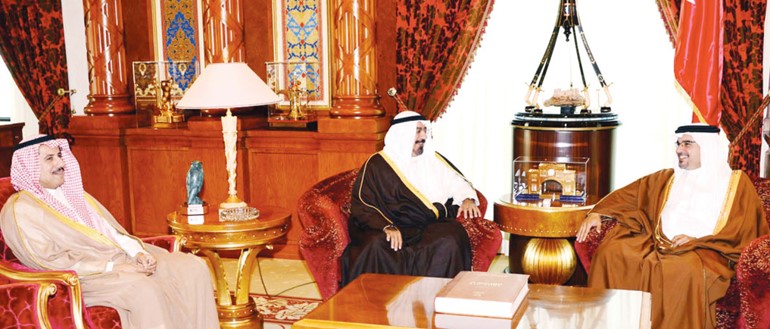 ولي العهد البحريني الامير سلمان بن حمد ال خليفة مستقبلا الشيخ د محمد الصباح بحضورالشيخ عزام الصباح 