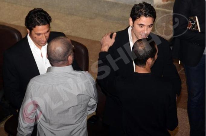 بالصور.. أحمد عز متماسك في عزاء والده 