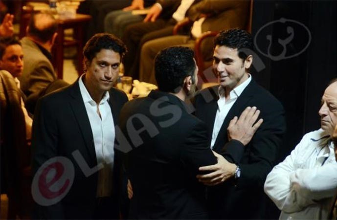 بالصور.. أحمد عز متماسك في عزاء والده 