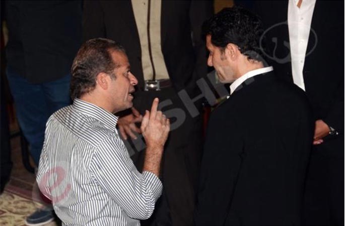 بالصور.. أحمد عز متماسك في عزاء والده 
