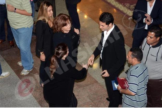 بالصور.. أحمد عز متماسك في عزاء والده 