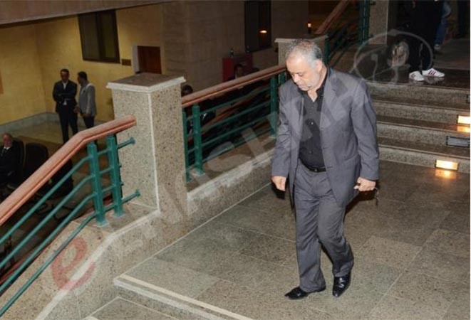 بالصور.. أحمد عز متماسك في عزاء والده 