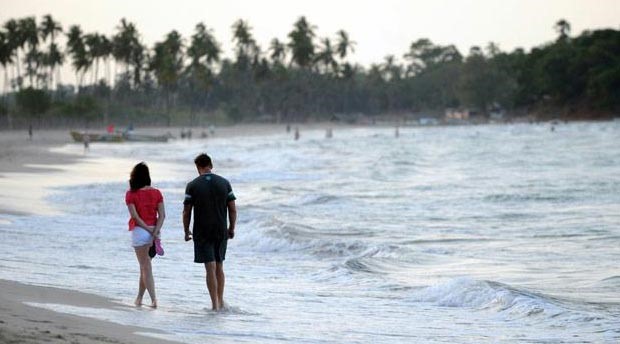 للنساء.. اكتشفي حقيقة حب الرجل لك من خطاه