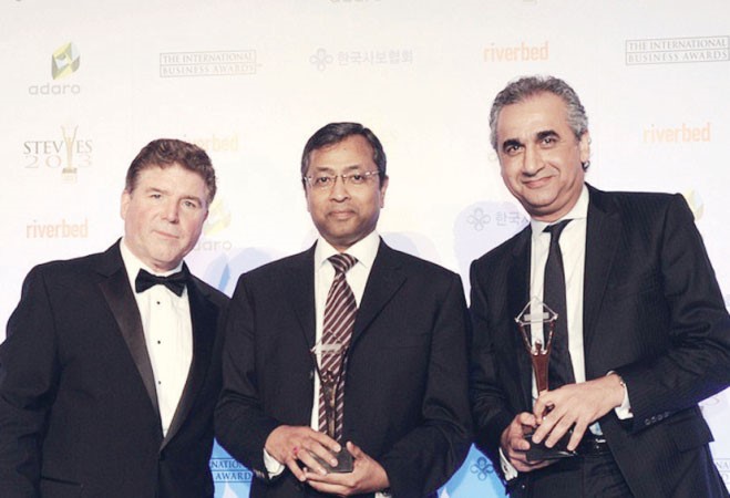 مايكل جالاغر مع سونيل جون وبشار القاضي خلال حفل توزيع الجوائز