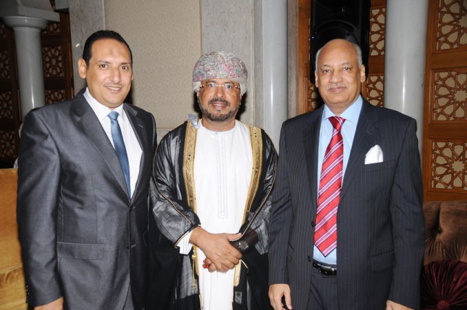 السفير العماني سالم المعشني متوسطا السفير المصري والزميل اسامة ابوالسعود﻿